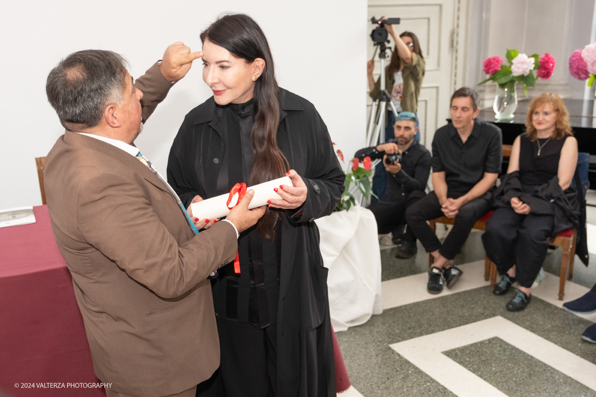 _DSF9633.jpg - 23/06/2024. Torino. Marina AbramoviÄ‡ a Torino premiata dall'Accademia AlbertinaLa performer ha spiegato perchÃ© l'Italia e il capoluogo piemontese sono cosÃ¬ importanti nella sua storia personale e di artista. Nella foto Marina Abramovich riceve il Diploma Honoris causa e la Medaglia ricordo dal Direttore Prof. Salvatore Bitonti  e dalla Presidente Dott.ssa Paola Gribaudo