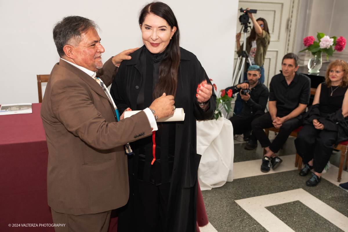 _DSF9636.jpg - 23/06/2024. Torino. Marina AbramoviÄ‡ a Torino premiata dall'Accademia AlbertinaLa performer ha spiegato perchÃ© l'Italia e il capoluogo piemontese sono cosÃ¬ importanti nella sua storia personale e di artista. Nella foto Marina Abramovich riceve il Diploma Honoris causa e la Medaglia ricordo dal Direttore Prof. Salvatore Bitonti  e dalla Presidente Dott.ssa Paola Gribaudo