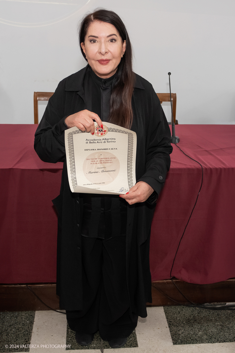 _DSF9647.jpg - 23/06/2024. Torino. Marina AbramoviÄ‡ a Torino premiata dall'Accademia AlbertinaLa performer ha spiegato perchÃ© l'Italia e il capoluogo piemontese sono cosÃ¬ importanti nella sua storia personale e di artista. Nella foto Marina Abramovich riceve il Diploma Honoris causa e la Medaglia ricordo dal Direttore Prof. Salvatore Bitonti  e dalla Presidente Dott.ssa Paola Gribaudo