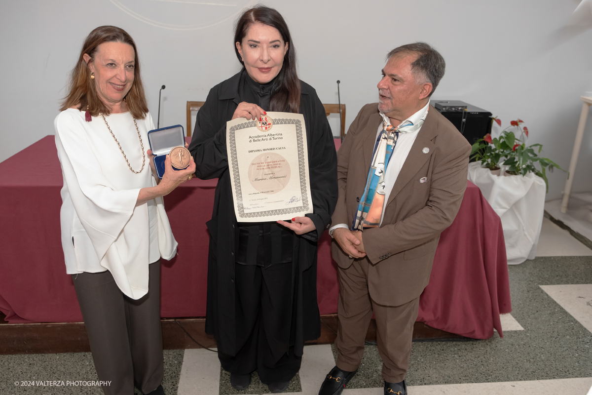 _DSF9655.jpg - 23/06/2024. Torino. Marina AbramoviÄ‡ a Torino premiata dall'Accademia AlbertinaLa performer ha spiegato perchÃ© l'Italia e il capoluogo piemontese sono cosÃ¬ importanti nella sua storia personale e di artista. Nella foto Marina Abramovich riceve il Diploma Honoris causa e la Medaglia ricordo dal Direttore Prof. Salvatore Bitonti  e dalla Presidente Dott.ssa Paola Gribaudo