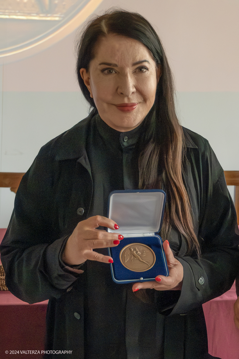 _DSF9661-Migliorato-NR.jpg - 23/06/2024. Torino. Marina AbramoviÄ‡ a Torino premiata dall'Accademia AlbertinaLa performer ha spiegato perchÃ© l'Italia e il capoluogo piemontese sono cosÃ¬ importanti nella sua storia personale e di artista. Nella foto Marina Abramovich riceve il Diploma Honoris causa e la Medaglia ricordo dal Direttore Prof. Salvatore Bitonti  e dalla Presidente Dott.ssa Paola Gribaudo