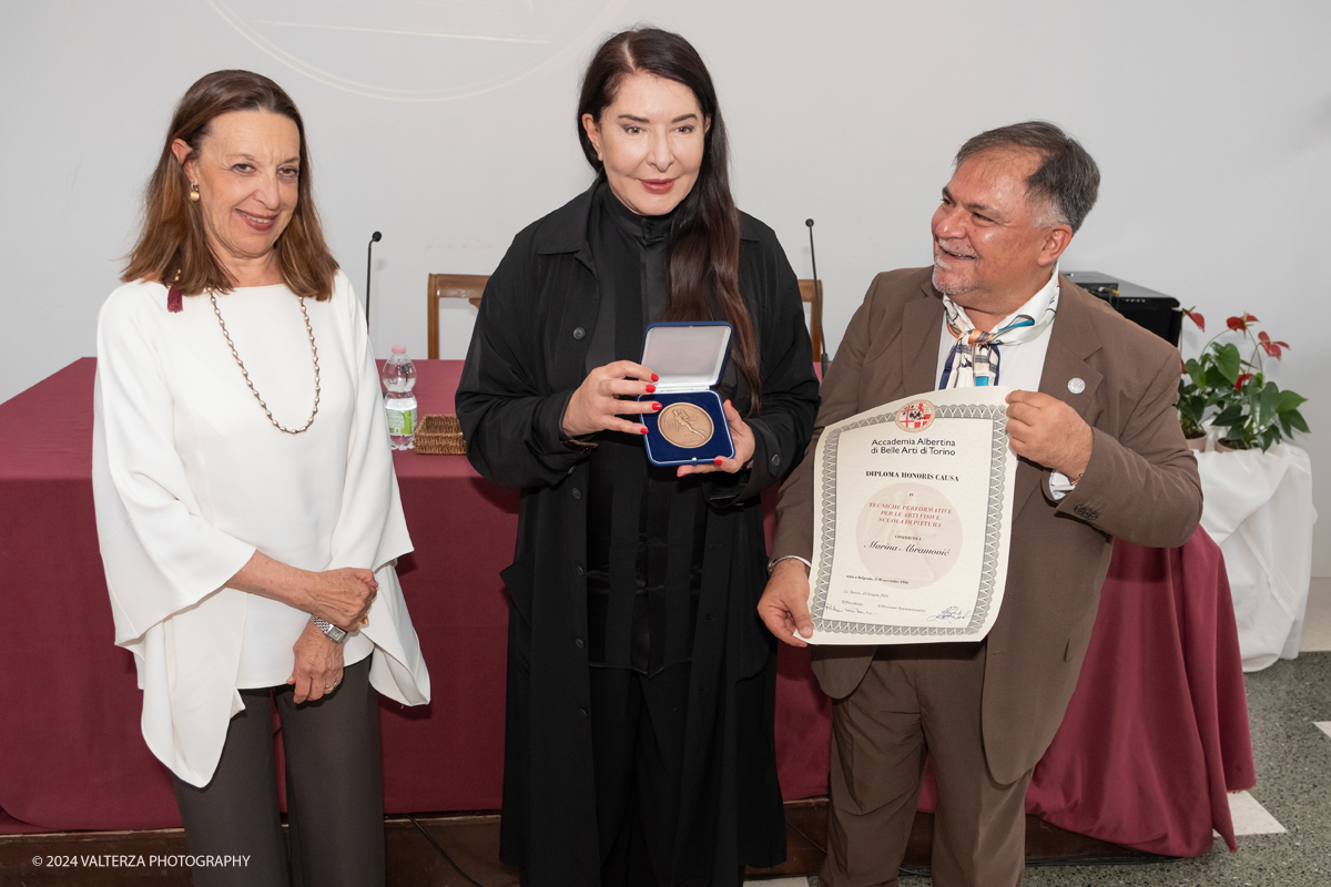 _DSF9663.jpg - 23/06/2024. Torino. Marina AbramoviÄ‡ a Torino premiata dall'Accademia AlbertinaLa performer ha spiegato perchÃ© l'Italia e il capoluogo piemontese sono cosÃ¬ importanti nella sua storia personale e di artista. Nella foto Marina Abramovich riceve il Diploma Honoris causa e la Medaglia ricordo dal Direttore Prof. Salvatore Bitonti  e dalla Presidente Dott.ssa Paola Gribaudo