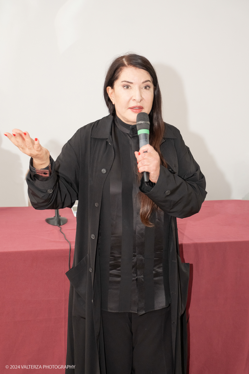 _DSF9684.jpg - 23/06/2024. Torino. Marina AbramoviÄ‡ a Torino premiata dall'Accademia AlbertinaLa performer ha spiegato perchÃ© l'Italia e il capoluogo piemontese sono cosÃ¬ importanti nella sua storia personale e di artista. Nella foto Marina Abramovich impegnata nella sua Lectio Magistralis