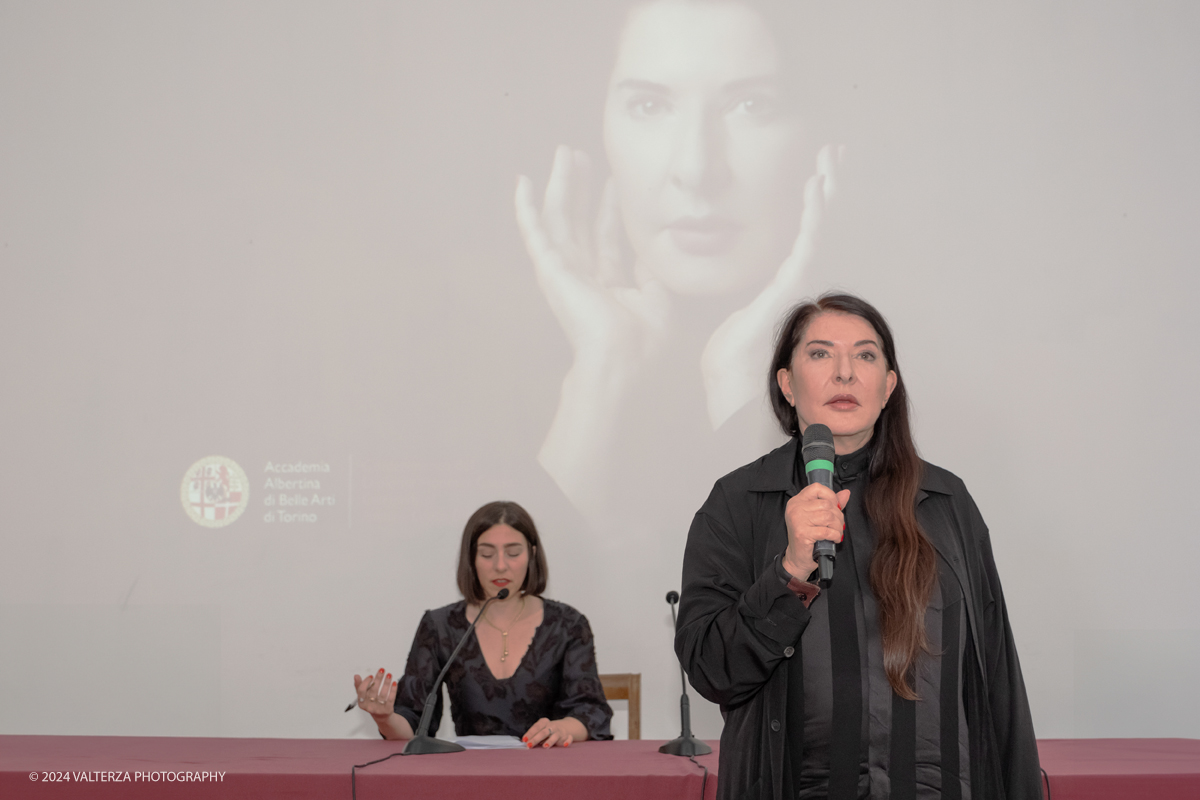 _DSF9695.jpg - 23/06/2024. Torino. Marina AbramoviÄ‡ a Torino premiata dall'Accademia AlbertinaLa performer ha spiegato perchÃ© l'Italia e il capoluogo piemontese sono cosÃ¬ importanti nella sua storia personale e di artista. Nella foto Marina Abramovich impegnata nella sua Lectio Magistralis