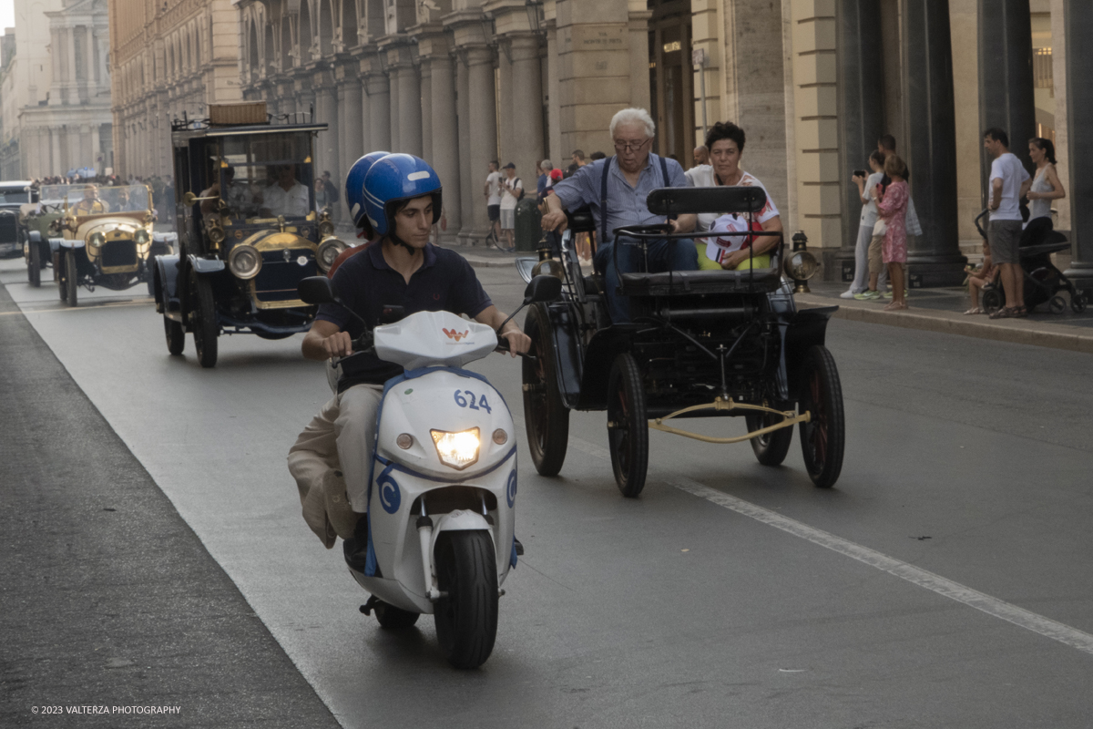 _DSF9049.jpg - 19/07/2023. Torino. MAUTO 90 anni. La parata delle vetture d'epoca. Nella foto un momento della parata attraverso via Roma