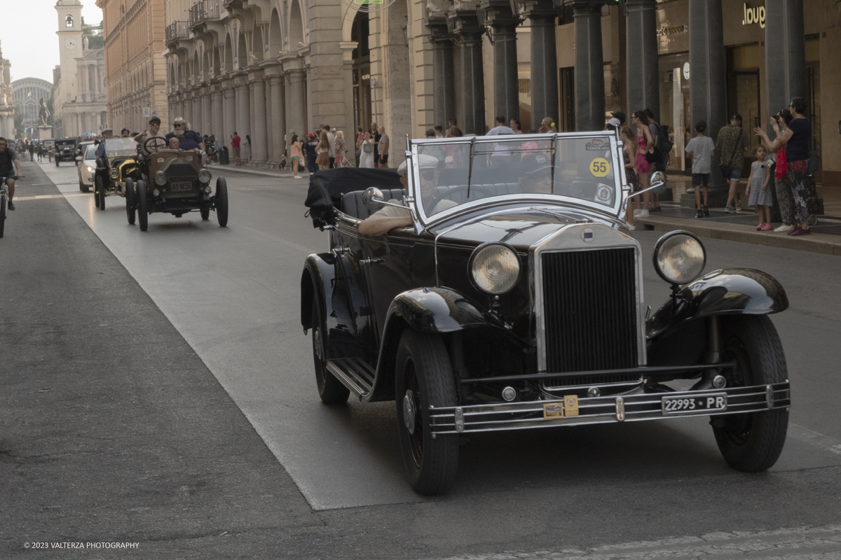 _DSF9114.jpg - 19/07/2023. Torino. MAUTO 90 anni. La parata delle vetture d'epoca. Nella foto un momento della parata attraverso via Roma