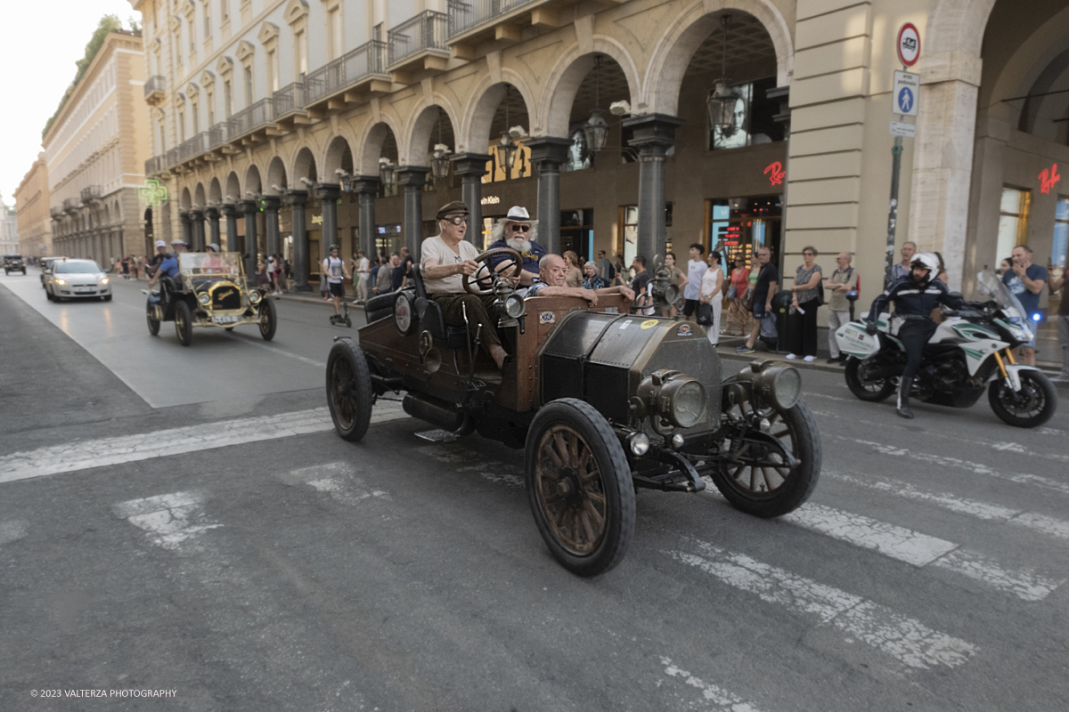 _DSF9130.jpg - 19/07/2023. Torino. MAUTO 90 anni. La parata delle vetture d'epoca. Nella foto un momento della parata attraverso via Roma