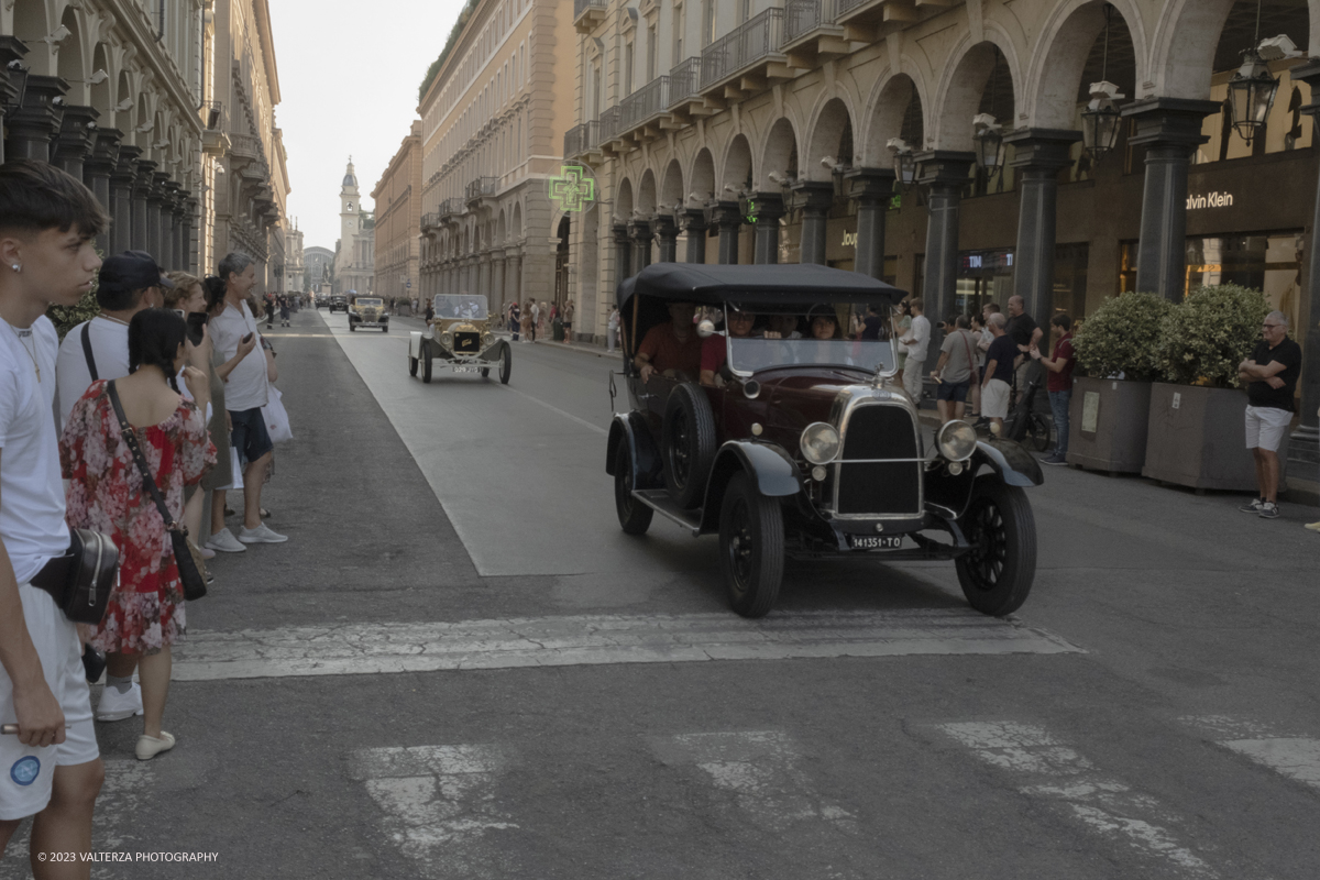 _DSF9156.jpg - 19/07/2023. Torino. MAUTO 90 anni. La parata delle vetture d'epoca. Nella foto un momento della parata attraverso via Roma