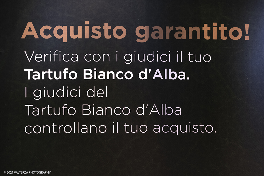 _DSF1455.jpg - 09/10/2021. Alba. Il mercato mondiale della fiera Ã¨ il punto di convergenza dell'evento dove Ã¨ possibile acquistare esemplari certificati di tartufo bianco. Nella foto la stazione di certificazione dei tartufi all'interno del mercato