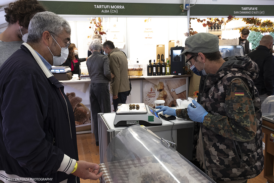 _DSF1524.jpg - 09/10/2021. Alba. Il mercato mondiale della fiera Ã¨ il punto di convergenza dell'evento dove Ã¨ possibile acquistare esemplari certificati di tartufo bianco. Nella foto momenti di compravendita di tartufi.