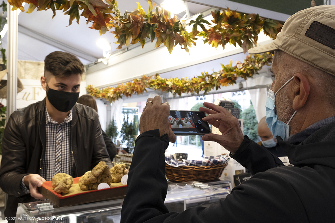 _DSF1543.jpg - 09/10/2021. Alba. Il mercato mondiale della fiera Ã¨ il punto di convergenza dell'evento dove Ã¨ possibile acquistare esemplari certificati di tartufo bianco. Nella foto ricordo dei migliori esemplari della giornata.