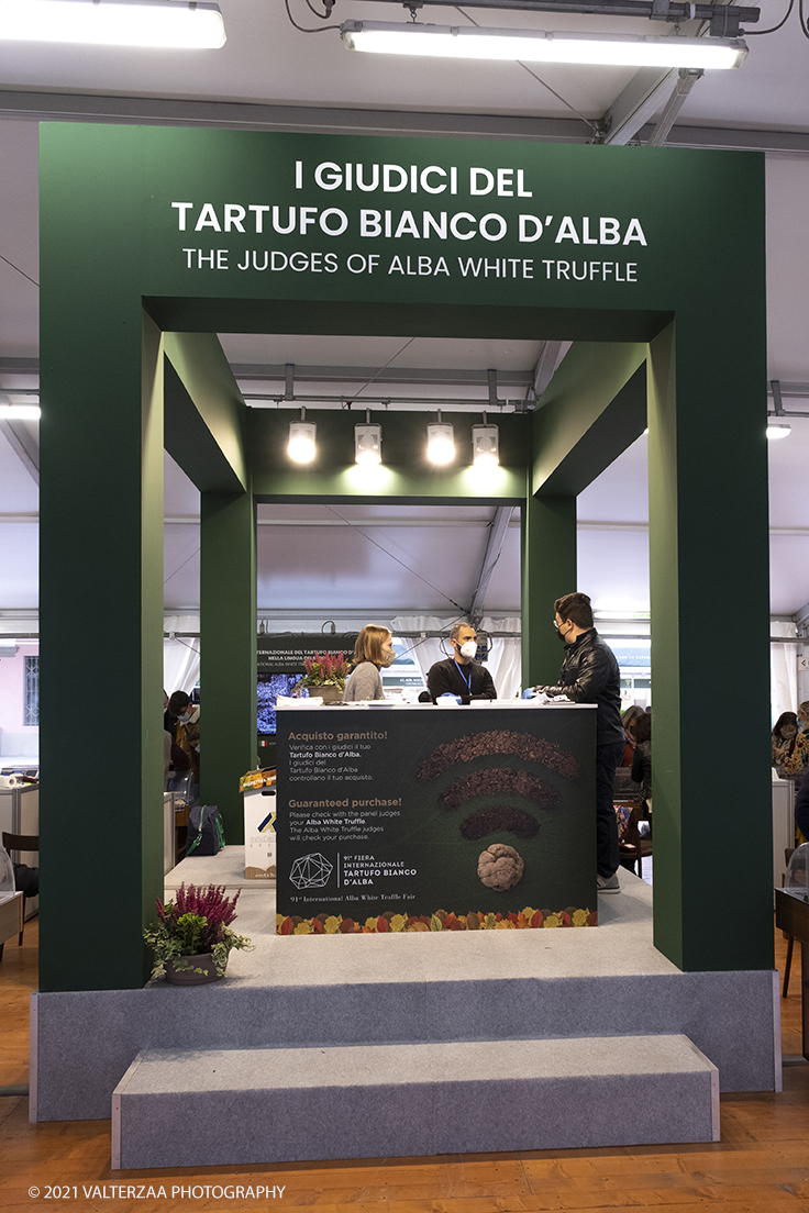 _DSF1560.jpg - 09/10/2021. Alba. Il mercato mondiale della fiera Ã¨ il punto di convergenza dell'evento dove Ã¨ possibile acquistare esemplari certificati di tartufo bianco. Nella foto la stazione di certificazione dei tartufi all'interno del mercato