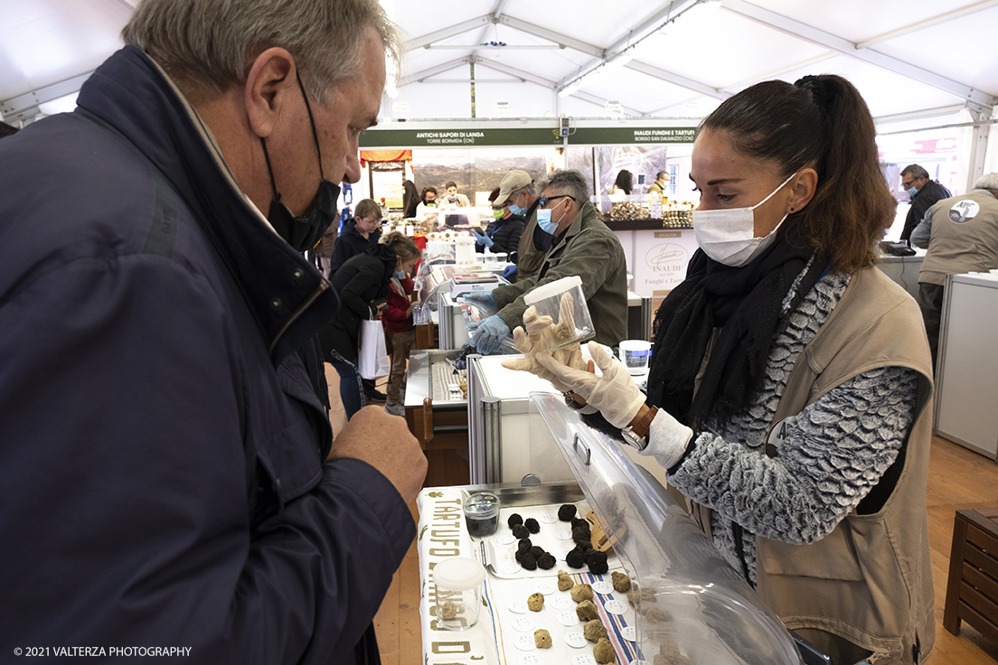 _DSF1570.jpg - 09/10/2021. Alba. Il mercato mondiale della fiera Ã¨ il punto di convergenza dell'evento dove Ã¨ possibile acquistare esemplari certificati di tartufo bianco. Nella foto momenti di compravendita di tartufi.