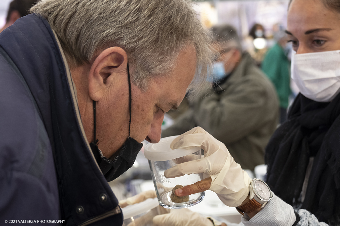 _DSF1577.jpg - 09/10/2021. Alba. Il mercato mondiale della fiera Ã¨ il punto di convergenza dell'evento dove Ã¨ possibile acquistare esemplari certificati di tartufo bianco. Nella foto momenti di compravendita di tartufi.