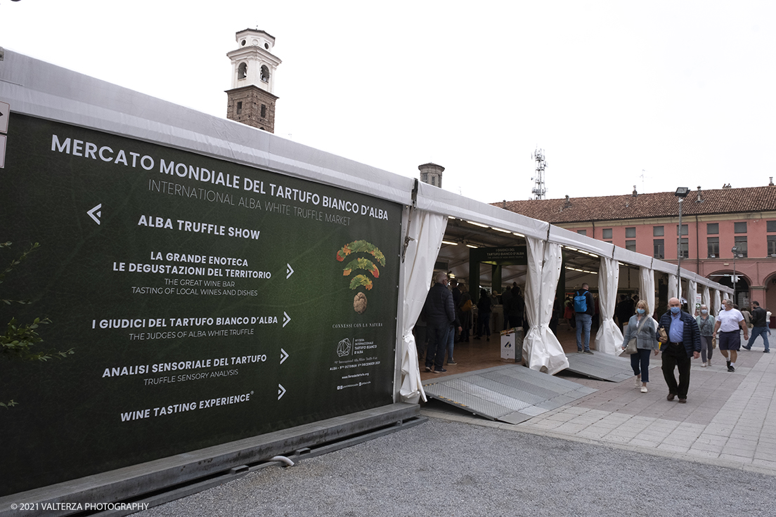 _DSF1624.jpg - 09/10/2021. Alba. Il mercato mondiale della fiera Ã¨ il punto di convergenza dell'evento dove Ã¨ possibile acquistare esemplari certificati di tartufo bianco. Nella foto gli stand del mercato del tartufo.