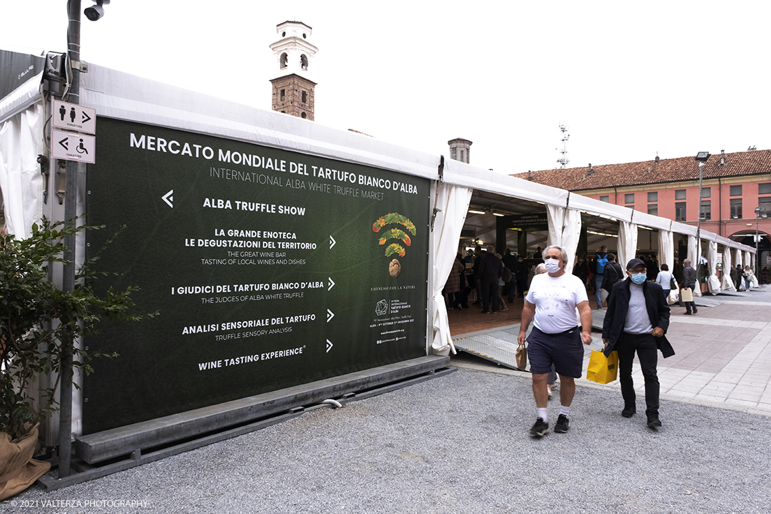 _DSF1634.jpg - 09/10/2021. Alba. Il mercato mondiale della fiera Ã¨ il punto di convergenza dell'evento dove Ã¨ possibile acquistare esemplari certificati di tartufo bianco. Nella foto  gli stand del mercato del tartufo.