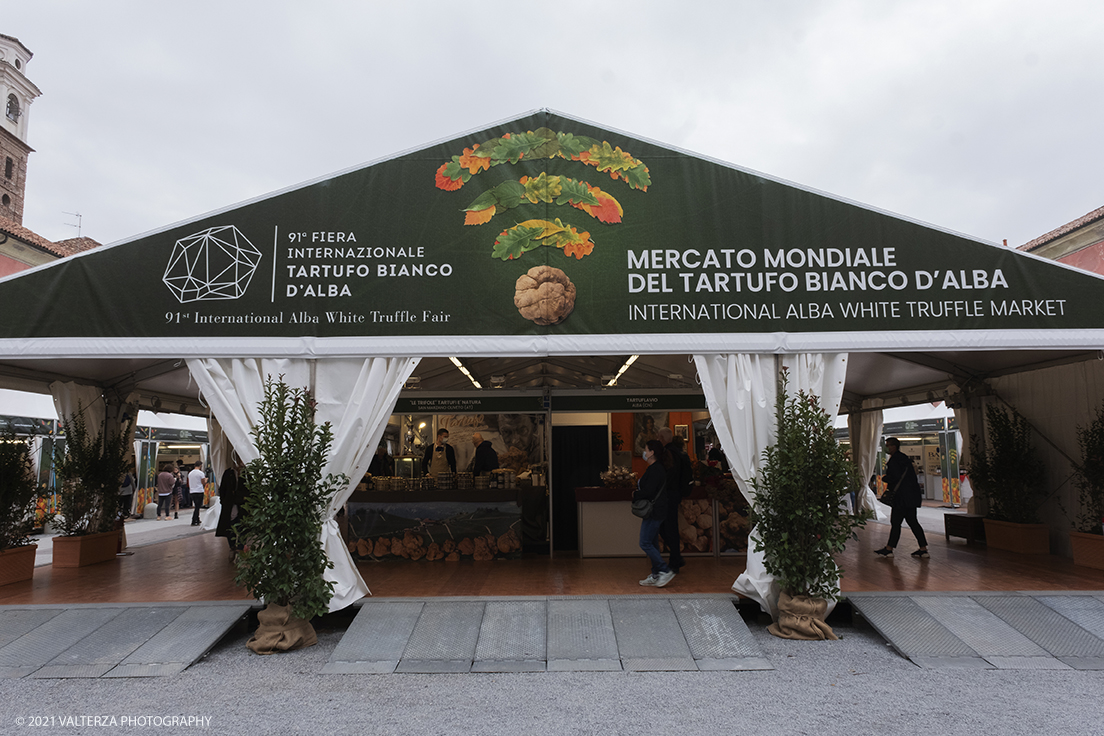 _DSF1640.jpg - 09/10/2021. Alba. Il mercato mondiale della fiera Ã¨ il punto di convergenza dell'evento dove Ã¨ possibile acquistare esemplari certificati di tartufo bianco. Nella foto gli stand del mercato del tartufo.