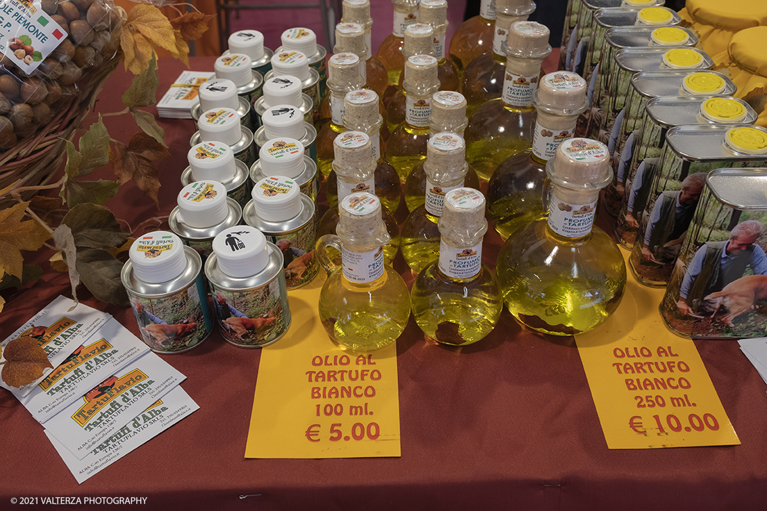 _DSF1643.jpg - 09/10/2021. Alba. Il mercato mondiale della fiera Ã¨ il punto di convergenza dell'evento dove Ã¨ possibile acquistare esemplari certificati di tartufo bianco. Nella foto prodotti a base di tartufi