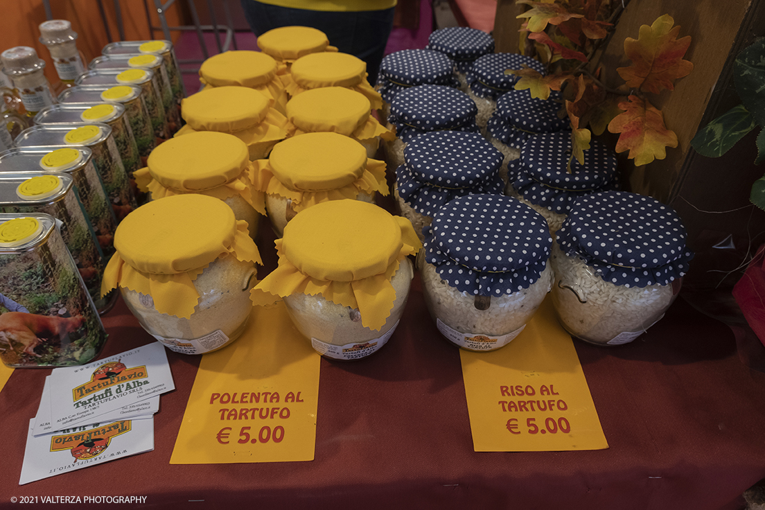 _DSF1648.jpg - 09/10/2021. Alba. Il mercato mondiale della fiera Ã¨ il punto di convergenza dell'evento dove Ã¨ possibile acquistare esemplari certificati di tartufo bianco. Nella foto prodotti a base di tartufi