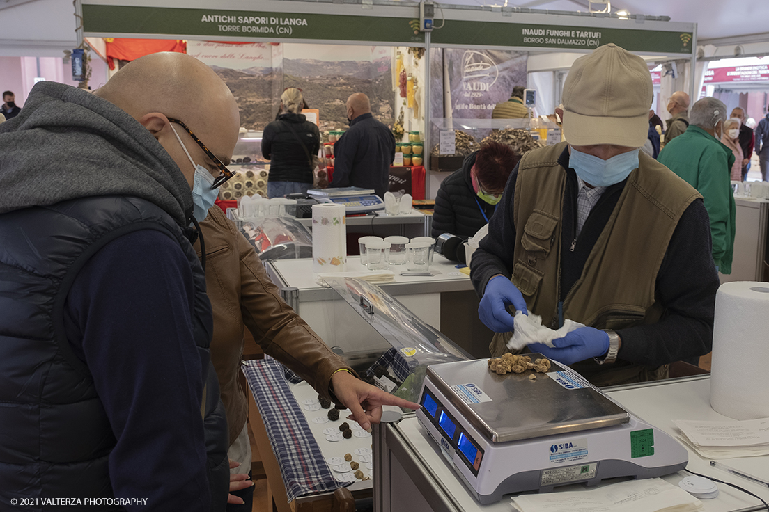 _DSF1686.jpg - 09/10/2021. Alba. Il mercato mondiale della fiera Ã¨ il punto di convergenza dell'evento dove Ã¨ possibile acquistare esemplari certificati di tartufo bianco. Nella foto momenti di compravendita di tartufi.