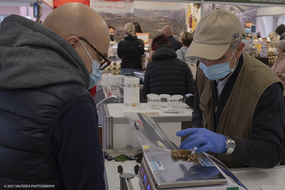 _DSF1689.jpg - 09/10/2021. Alba. Il mercato mondiale della fiera Ã¨ il punto di convergenza dell'evento dove Ã¨ possibile acquistare esemplari certificati di tartufo bianco. Nella foto momenti di compravendita di tartufi.