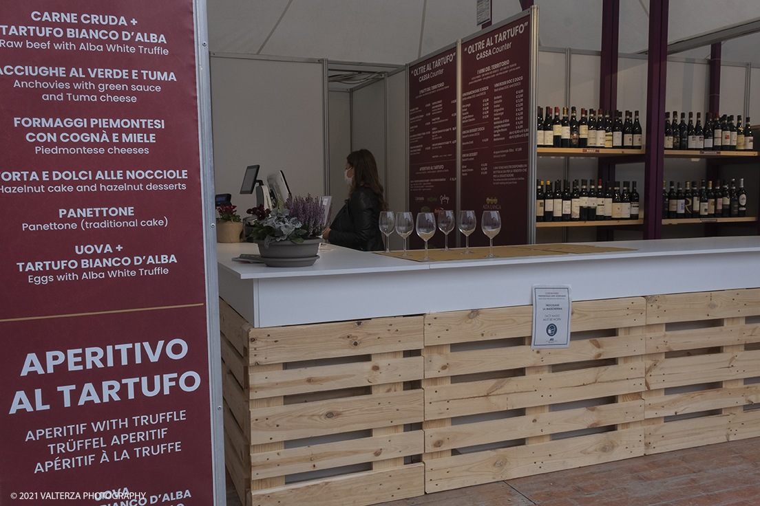 _DSF1733.jpg - 09/10/2021. Alba. Il mercato mondiale della fiera Ã¨ il punto di convergenza dell'evento dove Ã¨ possibile acquistare esemplari certificati di tartufo bianco. Nella foto la zona dell'enoteca dove si possono comprare assaggi di vini