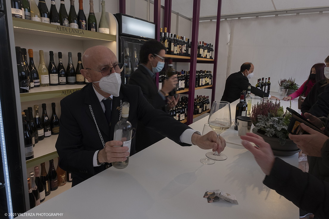 _DSF1747.jpg - 09/10/2021. Alba. Il mercato mondiale della fiera Ã¨ il punto di convergenza dell'evento dove Ã¨ possibile acquistare esemplari certificati di tartufo bianco. Nella foto la zona dell'enoteca dove si possono comprare assaggi di vini