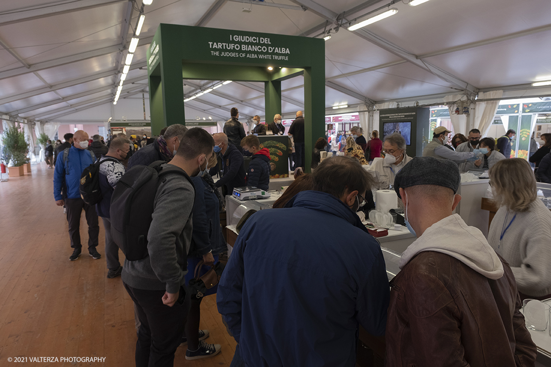 _DSF1775.jpg - 09/10/2021. Alba. Il mercato mondiale della fiera Ã¨ il punto di convergenza dell'evento dove Ã¨ possibile acquistare esemplari certificati di tartufo bianco. Nella foto l'area del mercato dei tartufi