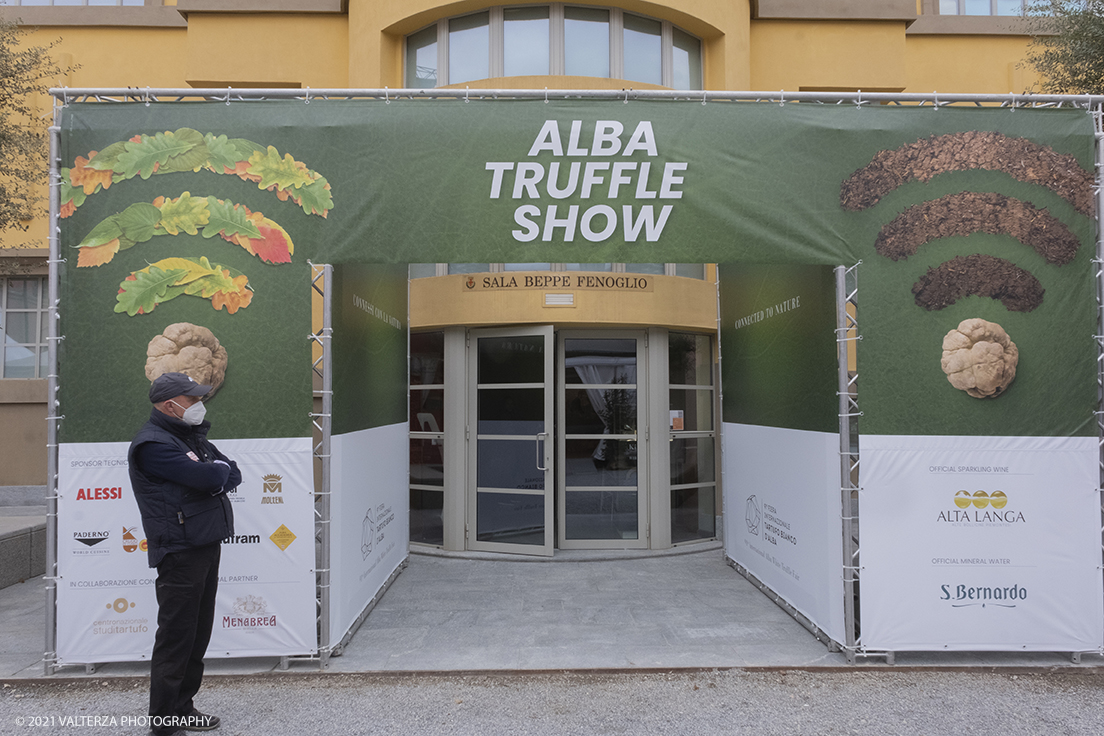 _DSF1782.jpg - 09/10/2021. Alba. Il mercato mondiale della fiera Ã¨ il punto di convergenza dell'evento dove Ã¨ possibile acquistare esemplari certificati di tartufo bianco. Nella foto la sala Beppe Fenoglio sede di alcuni dei piÃ¹ presdtigiosi eventi della fiera.