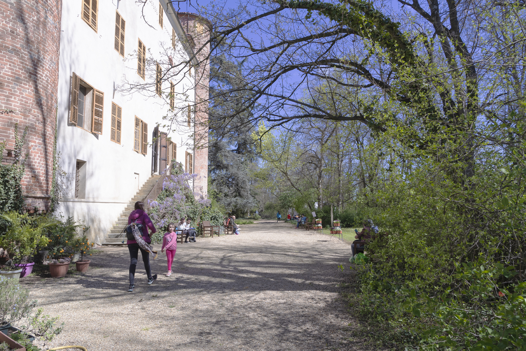 _G3I7002.jpg - 01/04/2023. Torino. La riapertura del parco del castello di Pralormo annuncia ogni anno la primavera con la straordinaria fioritura di piÃ¹ di 100.000 tulipani.. Nella foto la facciata del Castello