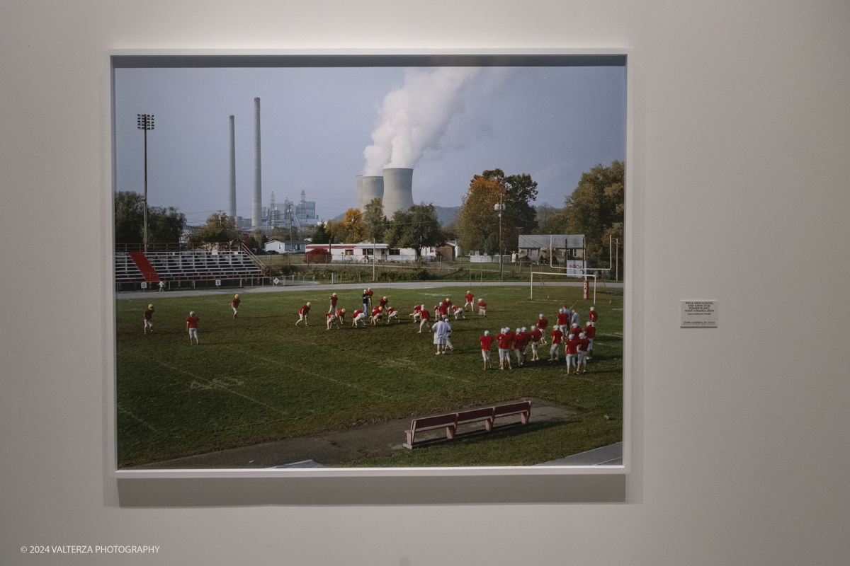 _DSF1608.jpg - 16/10/2024.Torino. Lâ€™esposizione, curata da Brian Wallis (CPW - Center for Photography at Woodstock), presenta per la prima volta riunite le serie fotografiche piÃ¹ significative degli ultimi ventâ€™anni di Mitch Epstein in cui esplora i conflitti tra la societÃ  americana e la natura selvaggia nel contesto del cambiamento climatico globale: American Power, Property Rights e Old Growth. Nella foto Poca High school and Amos coal Power Plant, West Virginia 2004