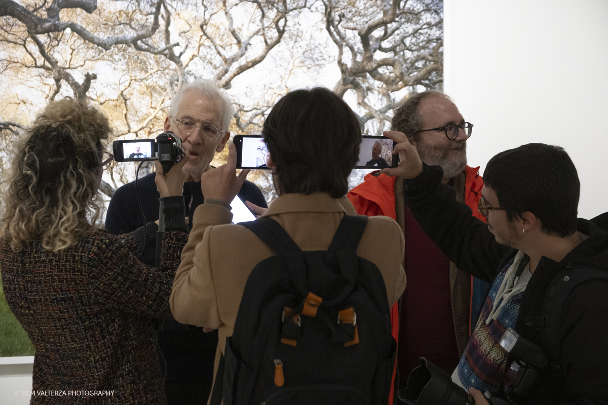 _DSF5787.jpg - 16/10/2024.Torino. Lâ€™esposizione, curata da Brian Wallis (CPW - Center for Photography at Woodstock), presenta per la prima volta riunite le serie fotografiche piÃ¹ significative degli ultimi ventâ€™anni di Mitch Epstein in cui esplora i conflitti tra la societÃ  americana e la natura selvaggia nel contesto del cambiamento climatico globale: American Power, Property Rights e Old Growth. Nella foto Mitch Epstein in intervista