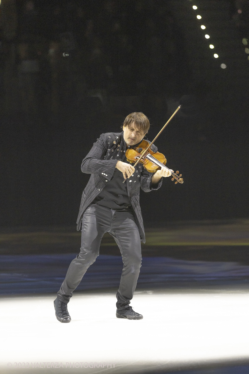 _G5A8540.jpg - 12/01/2024. Torino. Monet on Ice. Nella foto il violinista Edward  Martin