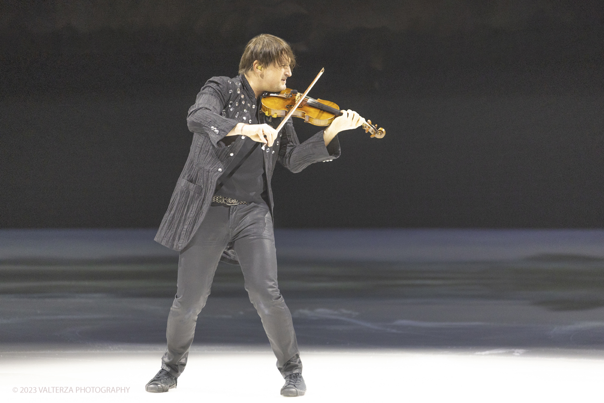 _G5A8546.jpg - 12/01/2024. Torino. Monet on Ice. Nella foto il violinista Edward  Martin