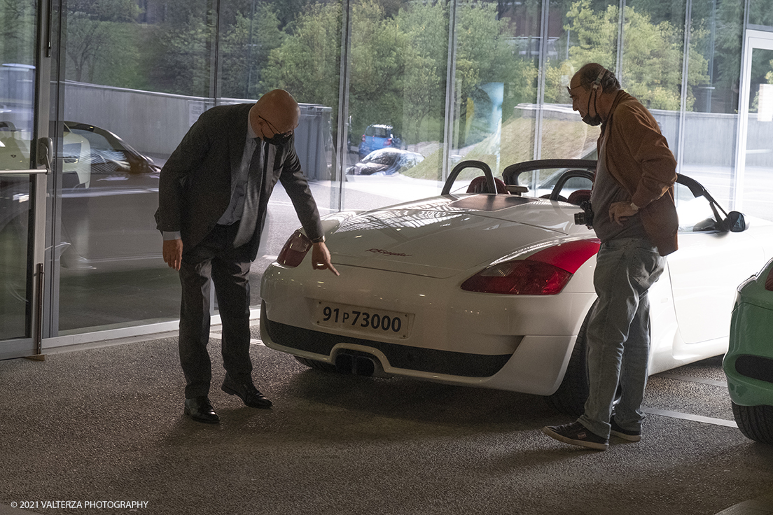 _DSF2718.jpg - 12/10/2021. Torino.  Al MAUTO in esposizione nove Lancia Gamma CoupÃ¨ fino al 24 Ottobre. Nella foto Alfreedo Stola illustra le particolaritÃ  della Ruf RKSpyder Studiotorino