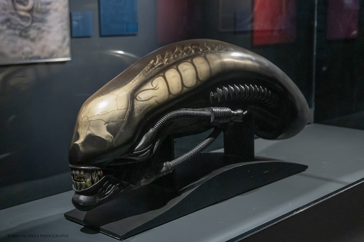 _DSF7259.jpg - 04/10/2024. Torino.  La prima e ampia retrospettiva prevista in Italia dedicata a Hans Ruedi Giger, uno degli artisti piÃ¹ visionari del secondo Novecento. Oltre settanta pezzi originali tra dipinti, sculture, disegni, fotografie, oggetti di design e video provenienti dal Museo Giger. Nella foto Testa originale aliena Rambaldi, 1975