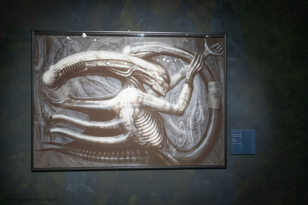 _DSF7359.jpg - 04/10/2024. Torino.  La prima e ampia retrospettiva prevista in Italia dedicata a Hans Ruedi Giger, uno degli artisti piÃ¹ visionari del secondo Novecento. Oltre settanta pezzi originali tra dipinti, sculture, disegni, fotografie, oggetti di design e video provenienti dal Museo Giger. Nella foto Ncronom IV, 1976