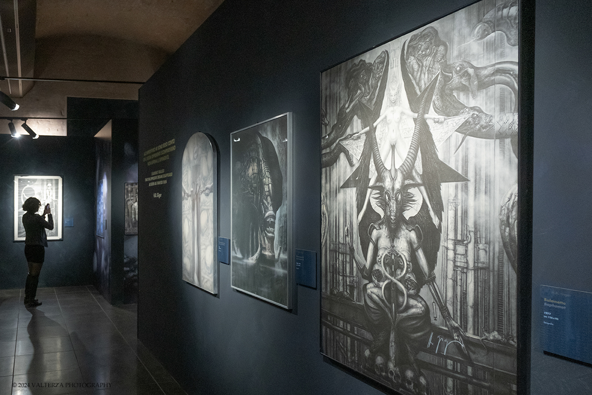 _DSF7433.jpg - 04/10/2024. Torino.  La prima e ampia retrospettiva prevista in Italia dedicata a Hans Ruedi Giger, uno degli artisti piÃ¹ visionari del secondo Novecento. Oltre settanta pezzi originali tra dipinti, sculture, disegni, fotografie, oggetti di design e video provenienti dal Museo Giger. Nella foto parte dell'allestimento della mostra