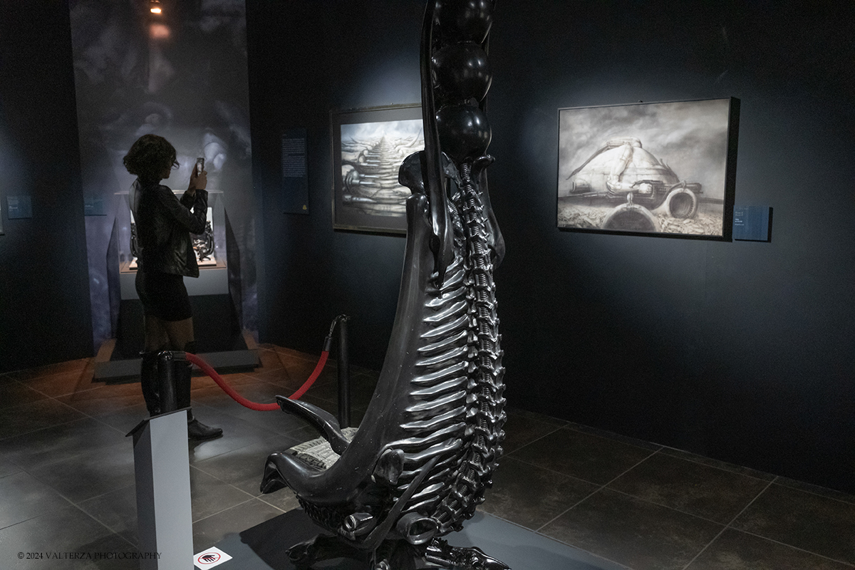 _DSF7476.jpg - 04/10/2024. Torino.  La prima e ampia retrospettiva prevista in Italia dedicata a Hans Ruedi Giger, uno degli artisti piÃ¹ visionari del secondo Novecento. Oltre settanta pezzi originali tra dipinti, sculture, disegni, fotografie, oggetti di design e video provenienti dal Museo Giger. Nella foto in visita alla mostra