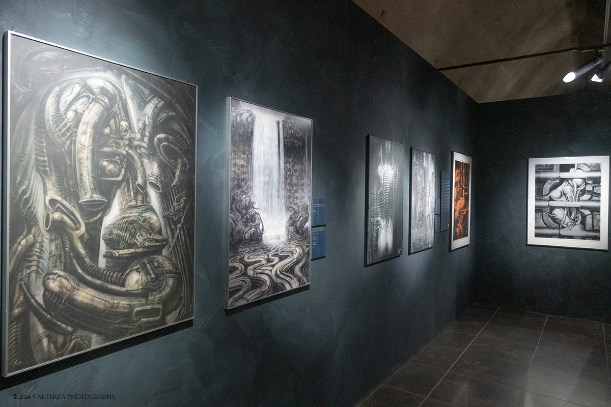 _DSF7504.jpg - 04/10/2024. Torino.  La prima e ampia retrospettiva prevista in Italia dedicata a Hans Ruedi Giger, uno degli artisti piÃ¹ visionari del secondo Novecento. Oltre settanta pezzi originali tra dipinti, sculture, disegni, fotografie, oggetti di design e video provenienti dal Museo Giger. Nella foto parte dell'allestimento della mostra