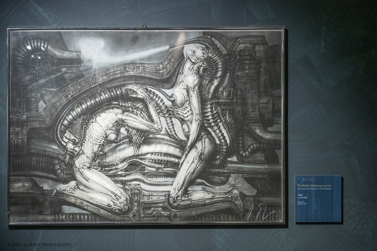 _DSF7514.jpg - 04/10/2024. Torino.  La prima e ampia retrospettiva prevista in Italia dedicata a Hans Ruedi Giger, uno degli artisti piÃ¹ visionari del secondo Novecento. Oltre settanta pezzi originali tra dipinti, sculture, disegni, fotografie, oggetti di design e video provenienti dal Museo Giger. Nella foto Portfolio Erotomeccanica, 1980