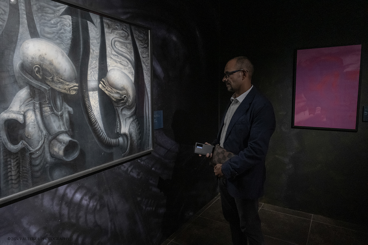 _DSF7733.jpg - 04/10/2024. Torino.  La prima e ampia retrospettiva prevista in Italia dedicata a Hans Ruedi Giger, uno degli artisti piÃ¹ visionari del secondo Novecento. Oltre settanta pezzi originali tra dipinti, sculture, disegni, fotografie, oggetti di design e video provenienti dal Museo Giger. Nella foto in visita alla mostra