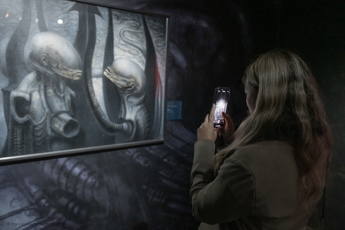 _DSF7742.jpg - 04/10/2024. Torino.  La prima e ampia retrospettiva prevista in Italia dedicata a Hans Ruedi Giger, uno degli artisti piÃ¹ visionari del secondo Novecento. Oltre settanta pezzi originali tra dipinti, sculture, disegni, fotografie, oggetti di design e video provenienti dal Museo Giger. Nella foto in visita alla mostra