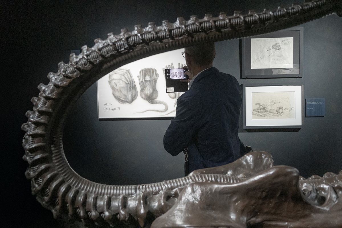 _DSF7856.jpg - 04/10/2024. Torino.  La prima e ampia retrospettiva prevista in Italia dedicata a Hans Ruedi Giger, uno degli artisti piÃ¹ visionari del secondo Novecento. Oltre settanta pezzi originali tra dipinti, sculture, disegni, fotografie, oggetti di design e video provenienti dal Museo Giger. Nella foto in visita alla mostra