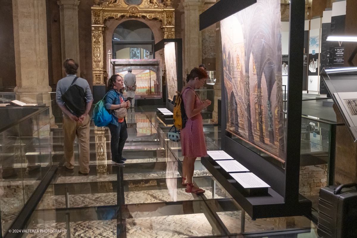 _DSF9281.jpg - 19/06/2024. Torino. Palazzo Madama presenta in Corte medievale la mostra Teatri e teatrini. Le arti della scena tra Sette e Ottocento nelle collezioni di Palazzo Madama, dedicata alla storia del teatro e al mondo complesso che si muove nel Settecento e nellâ€™Ottocento intorno alla messa in scena degli spettacoli. Nella foto in visita alla mostra