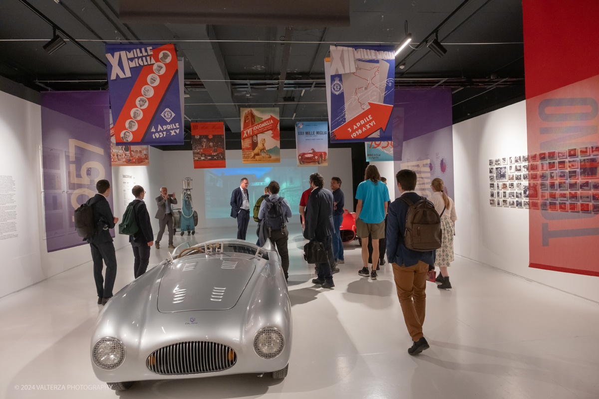 _DSF8595.jpg - 12/06/202. Torino.  Lâ€™esposizione â€“ realizzata in collaborazione con il Museo Mille Miglia di Brescia e visitabile nella project room del MAUTO dal 12 giugno al 29 settembre â€“ racconta la storia della leggendaria corsa, unâ€™epopea durata un trentennio â€“ dal 1927 al 1957 â€“ e per la quale gareggiarono su un percorso di â€œ1000 Migliaâ€� i campioni piÃ¹ celebri del periodo. Nella foto in visita alla mostra