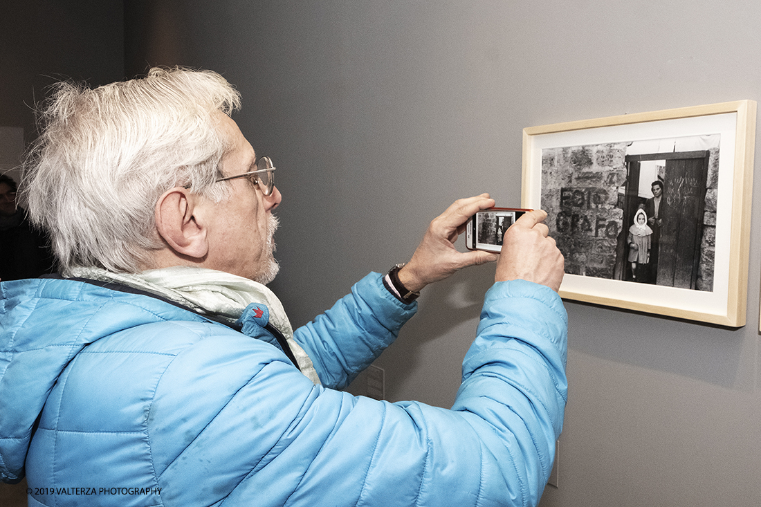 _DSF8219.jpg - 14-03-2019. Torino. Alla GAM,come eravamo. L'Italia del dopoguerra che si rimette in piedi ed il mondo del lavoro. Nella foto un visitatore fotografa l'immagine di Ando Gilardi "Fotografo" , Palermo 1957