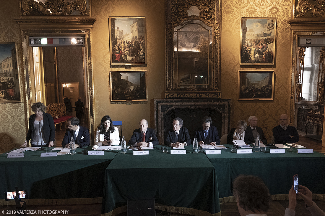 _DSF9096.jpg - 11/12/2019. Torino. Andrea Mantegna. Rivivere l'antico ,costruire il moderno. Nella foto il tavolo dei partecipanti alla presentazione della mostra, Elisabetta Rattalino Segretario Generale della fondazione Torino Musei, Vincenzo Ilotte, Presidente della Camera di Commercio di Torino, Chiara Appendino Sindaca di Torino, Maurizio Cibrario Presidente Fondazione Torino Musei; Gian Maria Gros-Pietro, Presidente Intesa San Paolo, Alberto Rossetti , Presidente di Civita Mostre e Musei, Sandrina Bandera curatrice Mostra e Cartalogo, Howard Burns curatore Mostra e Catalogo, Vincenzo Farinella consultant curator per l'antico.