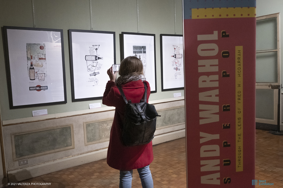 _DSF0867.jpg - 19/11/2021. Torino. La mostra evento a Palazzo Barolo  offre uno sguardo intimo e curioso su uno degli artisti simbolo del XX secolo. Per conoscere genio, creativitÃ  ed innovazione del padre della Pop Art. Nella foto in visita alla mostra