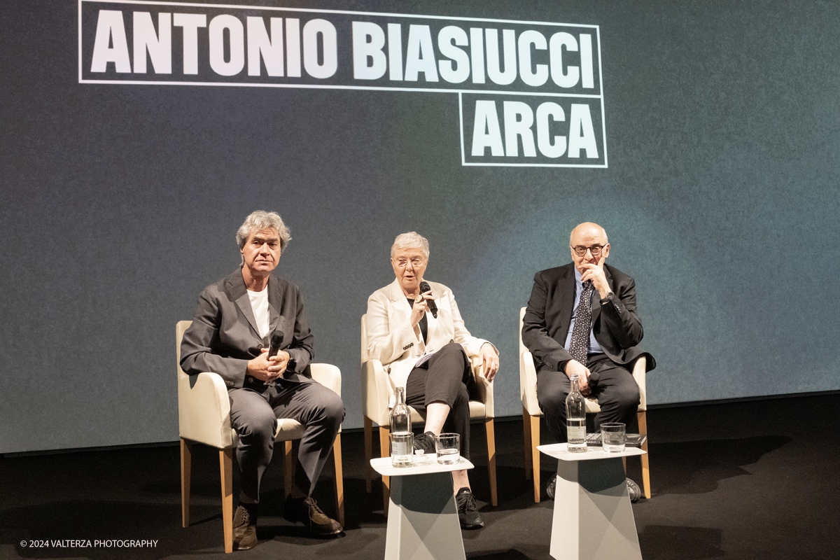 _DSF9986.jpg - 26/06/2024. Torino. Alle Gallerie dâ€™Italia di Torino apre al pubblico dal 27 giugno al 6 gennaio 2025  la mostra "Antonio Biasiucci.Arca" a cura di Roberto Koch. In questa mostra, con oltre 250 fotografie esposte, per la prima volta i diversi capitoli del 'poema utopico' di Biasiucci vengono presentati insieme: tra numerosi polittici, sequenze di immagini, opere singole, la volontÃ  Ã¨ di realizzare una rappresentazione poetica ed estesa della vita degli esseri umani. Nella foto i relatori della presentazione della mostra Antonio Biasiucci e Roberto Koch coordinati dalla giornalista Renata Ferri